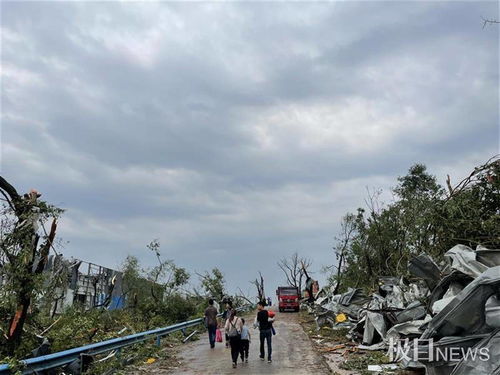 武漢龍卷風核心現(xiàn)場直擊 十余噸的信號塔被掀倒,員工宿舍屋頂被掀